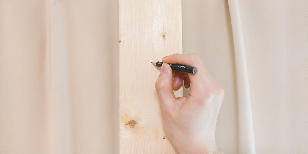 2×4木材にダーツボード設置の高さの印をつける
