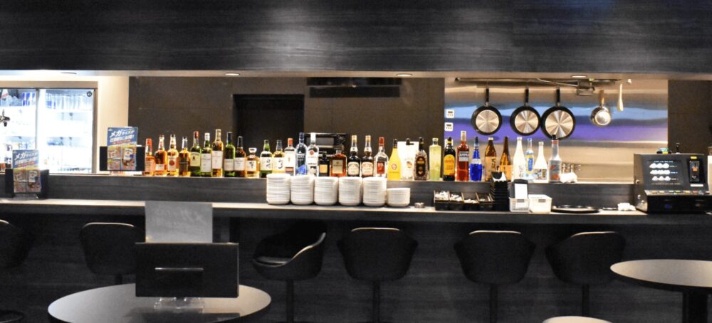 BUZZ darts&sports 新宿靖国通り店のバーカウンター