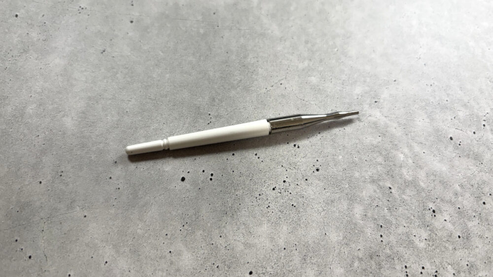 ダーツ用シャフトに専用アタッチメントを使ってOリングを取り付ける写真