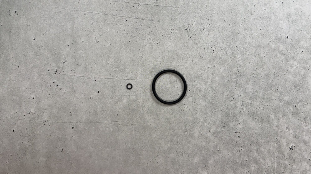 ダーツ用のOリングと水道用のOリングの比較写真