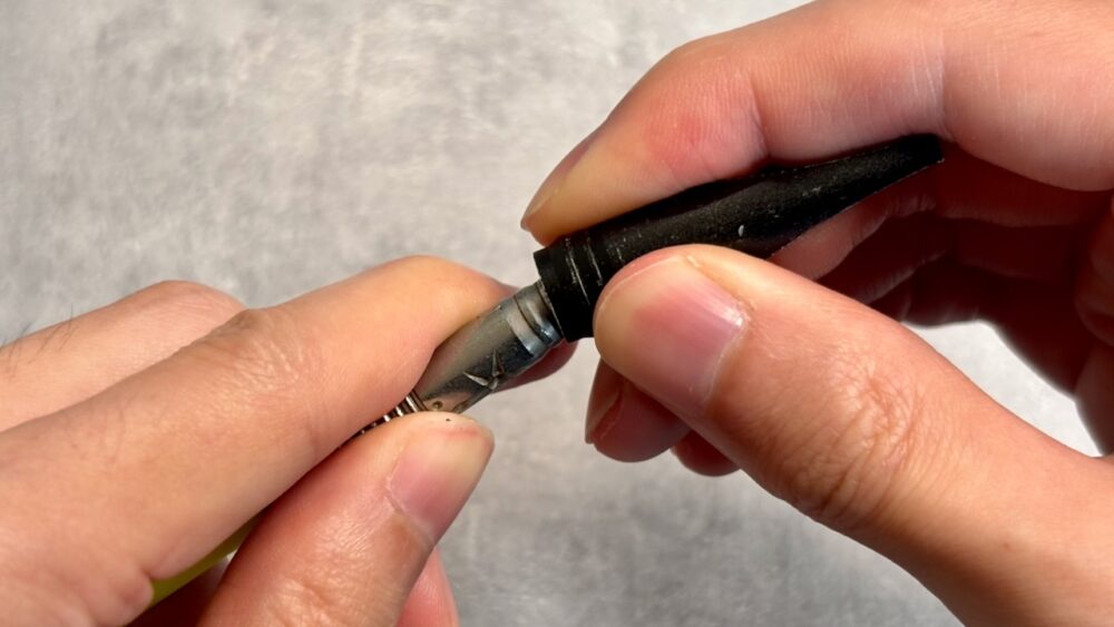ダーツのリムーバーの使い方でまずは折れた部分のネジ穴にリムーバーを入れる