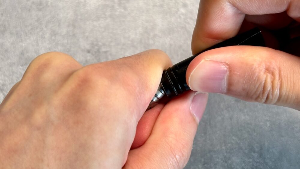 ダーツのリムーバーの使い方でリムーバーに力を入れる