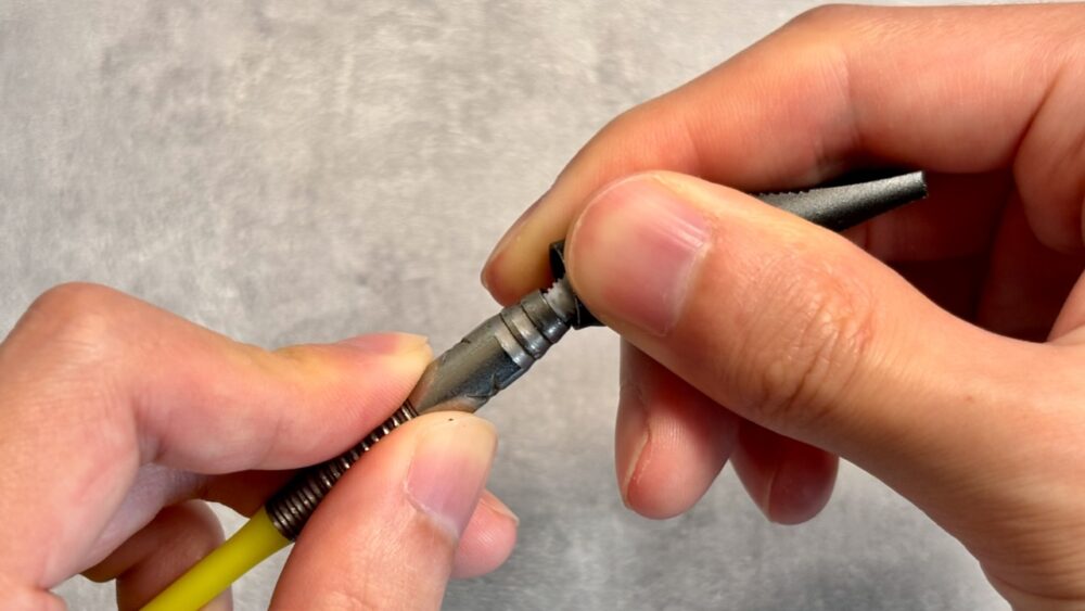 ダーツのリムーバーの使い方でリムーバーを回転させている様子