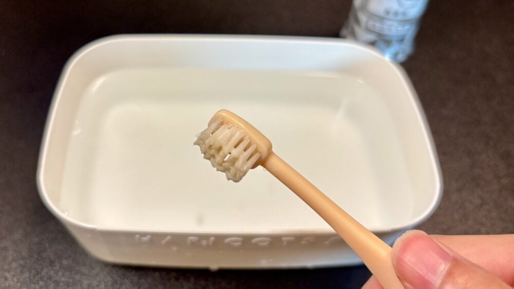 ダーツバレルを食器用洗剤で洗浄して、歯ブラシについた汚れの写真